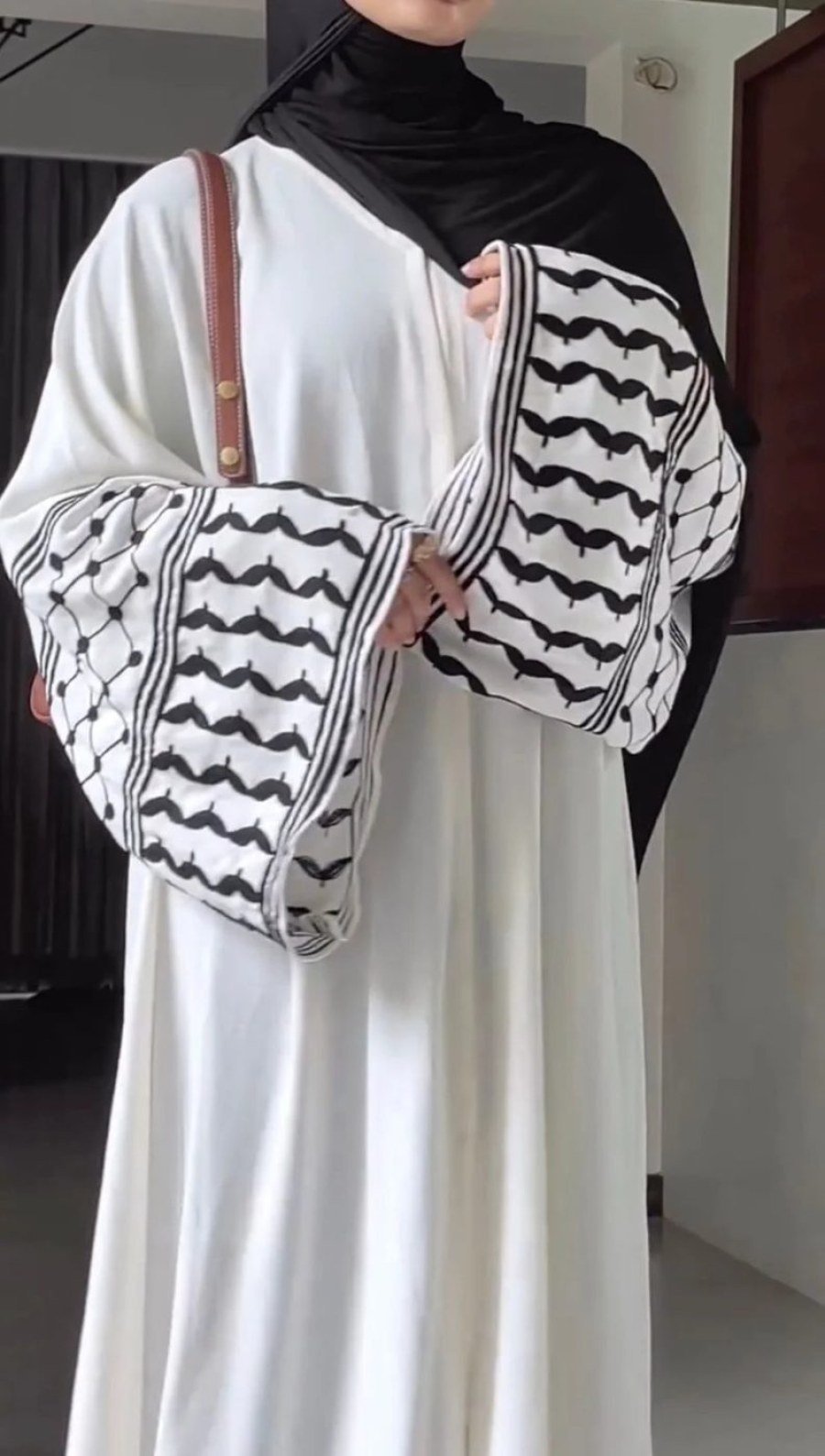 NOOM AL-LAMSA EMBROIDERY ABAYA