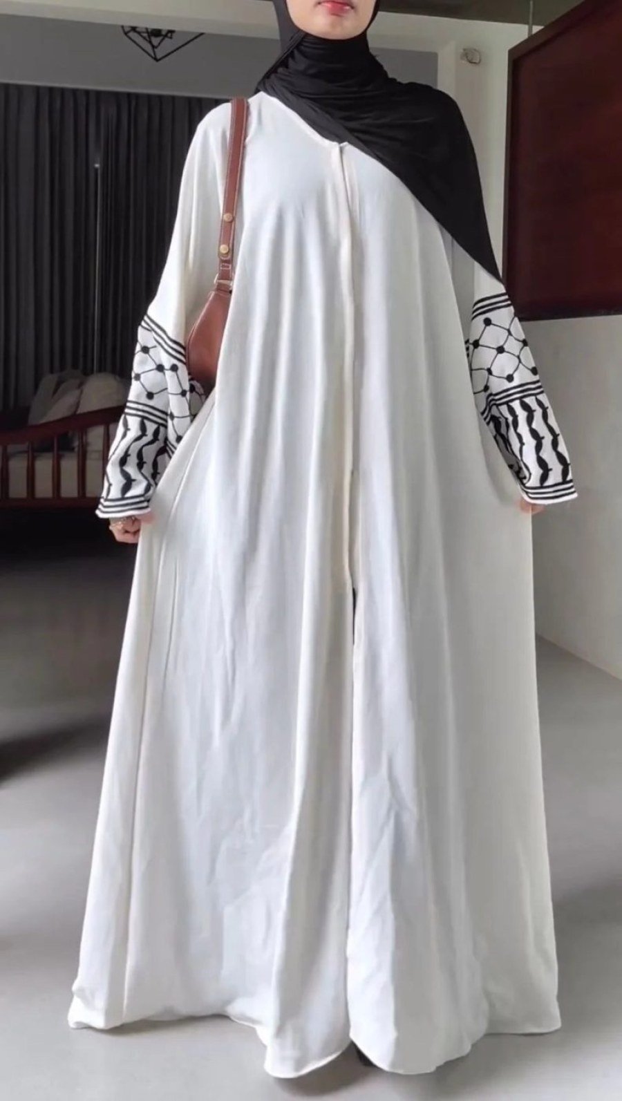 NOOM AL-LAMSA EMBROIDERY ABAYA WITHOUT STOLLER